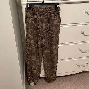 American eagle camo cargo pants
